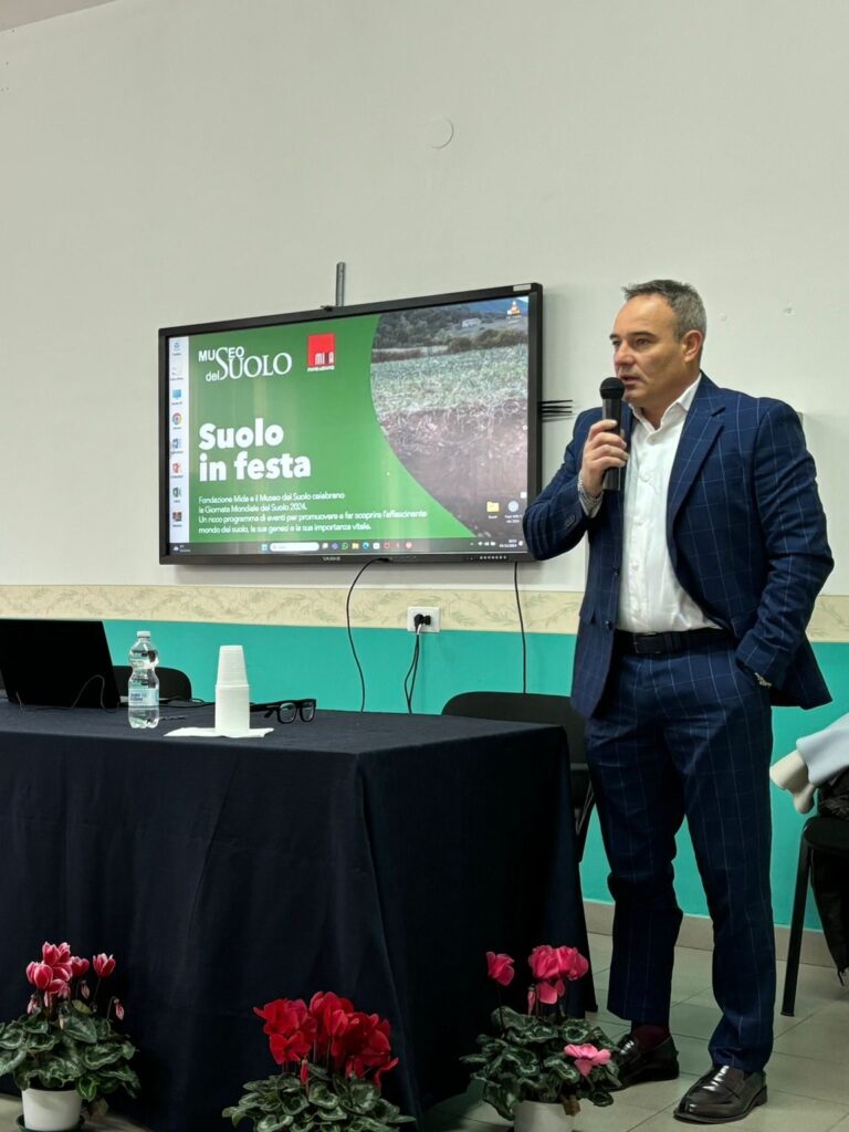 Antonio Capone, consigliere CONAF, con il Museo del Suolo